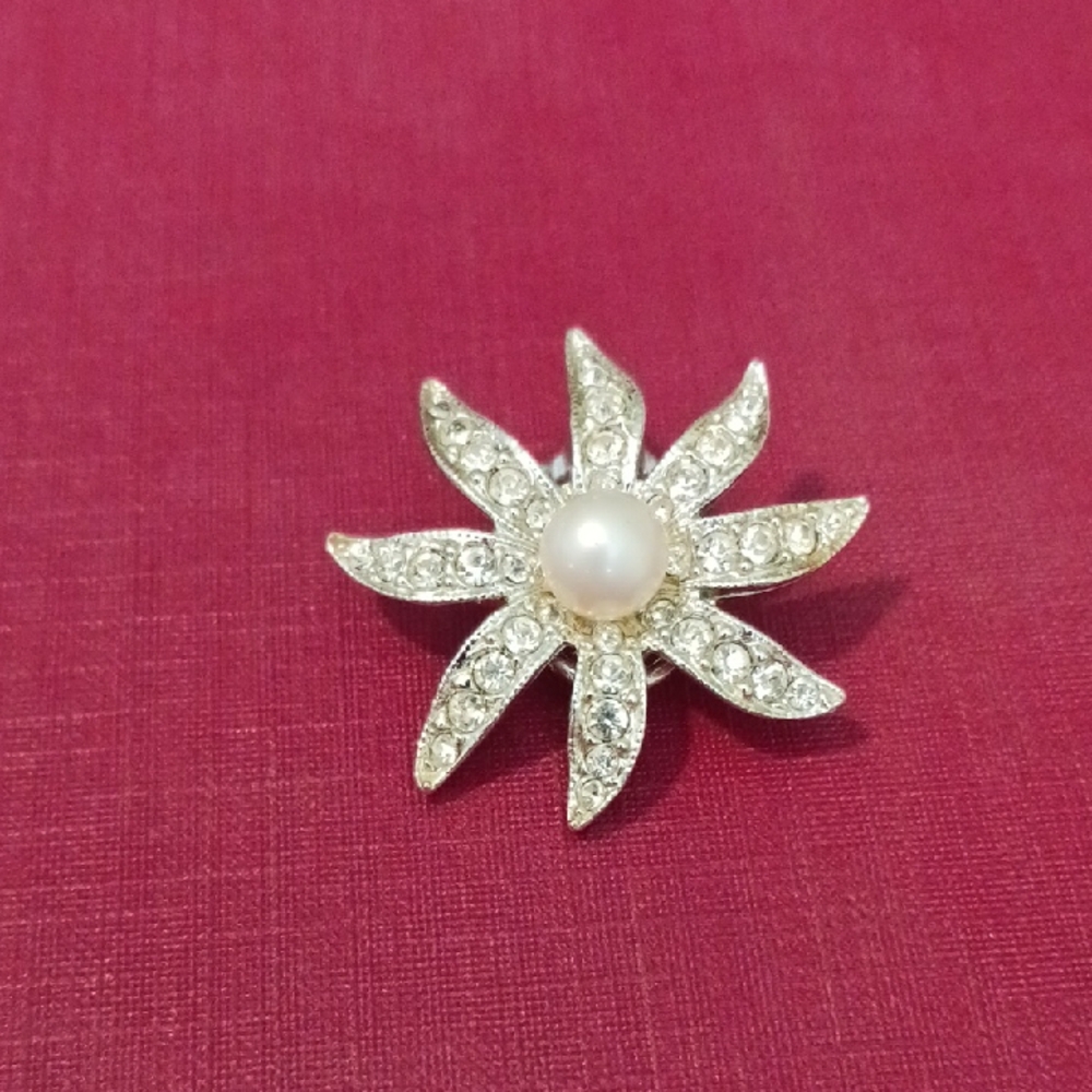 Elegant Silver and Pearl Flower Brooch - Picture 4 of 6